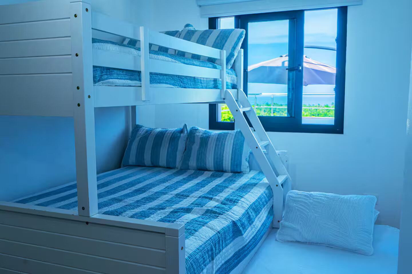 3 bedrooms, iron/ironing board, internet, bed sheets