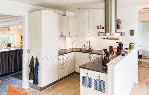 Fridge, microwave, oven, stovetop - Amazing home in Tarm with WiFi (Tarm)