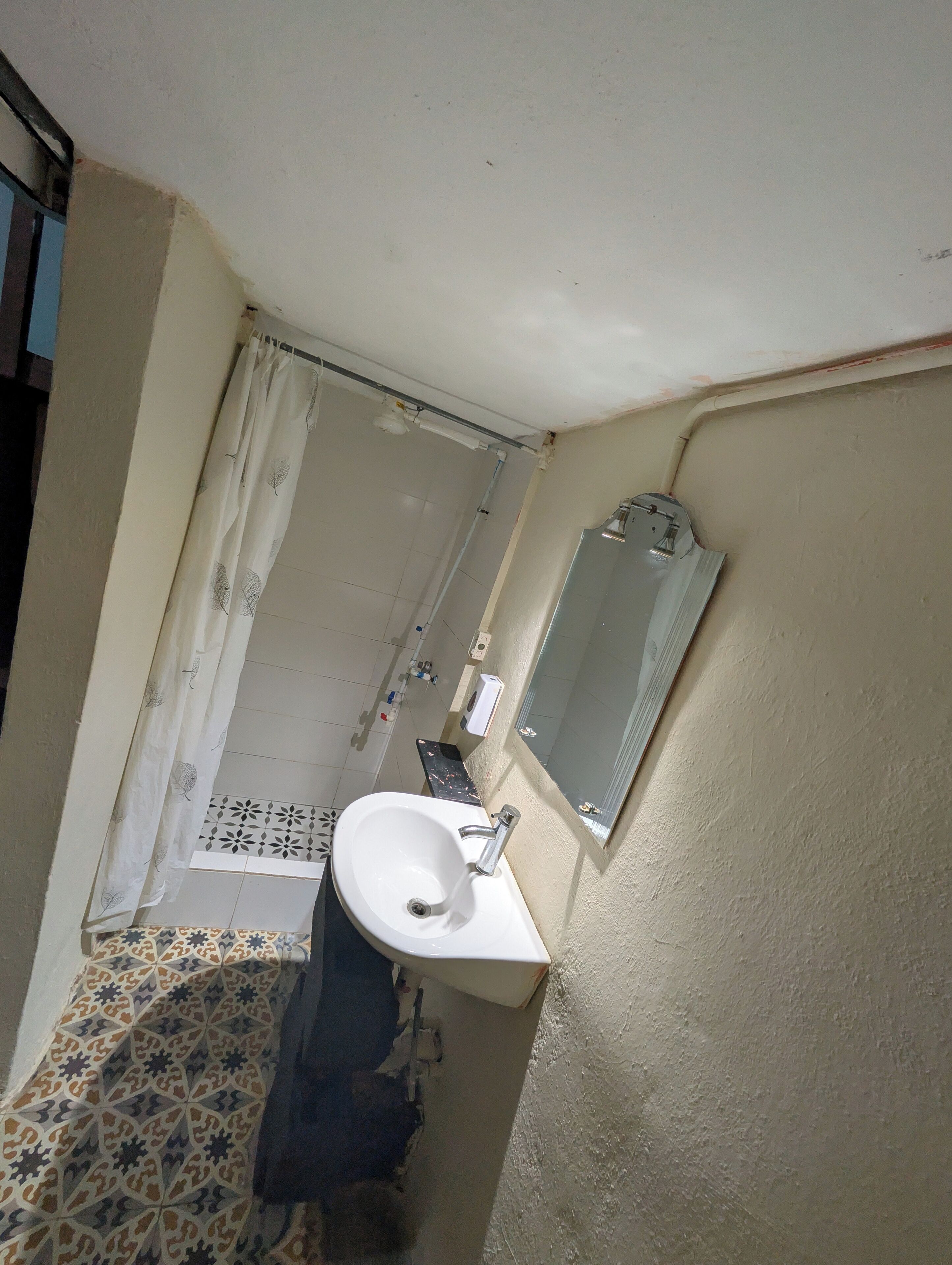 Secadora de cabello, toallas, jabón, papel de baño 