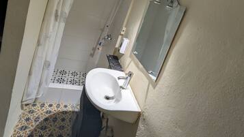 Secadora de cabello, toallas, jabón, papel de baño