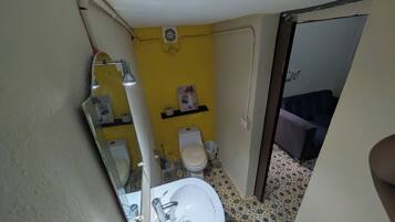 Secadora de cabello, toallas, jabón, papel de baño