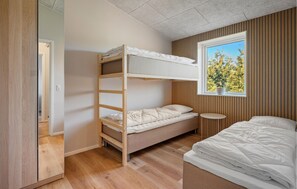 5 bedrooms, travel crib, free WiFi - Beautiful home in Ejstrupholm (Ejstrupholm)