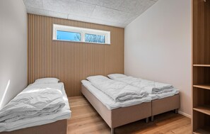 5 bedrooms, travel crib, free WiFi - Beautiful home in Ejstrupholm (Ejstrupholm)