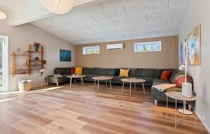 TV, tavolo da ping pong