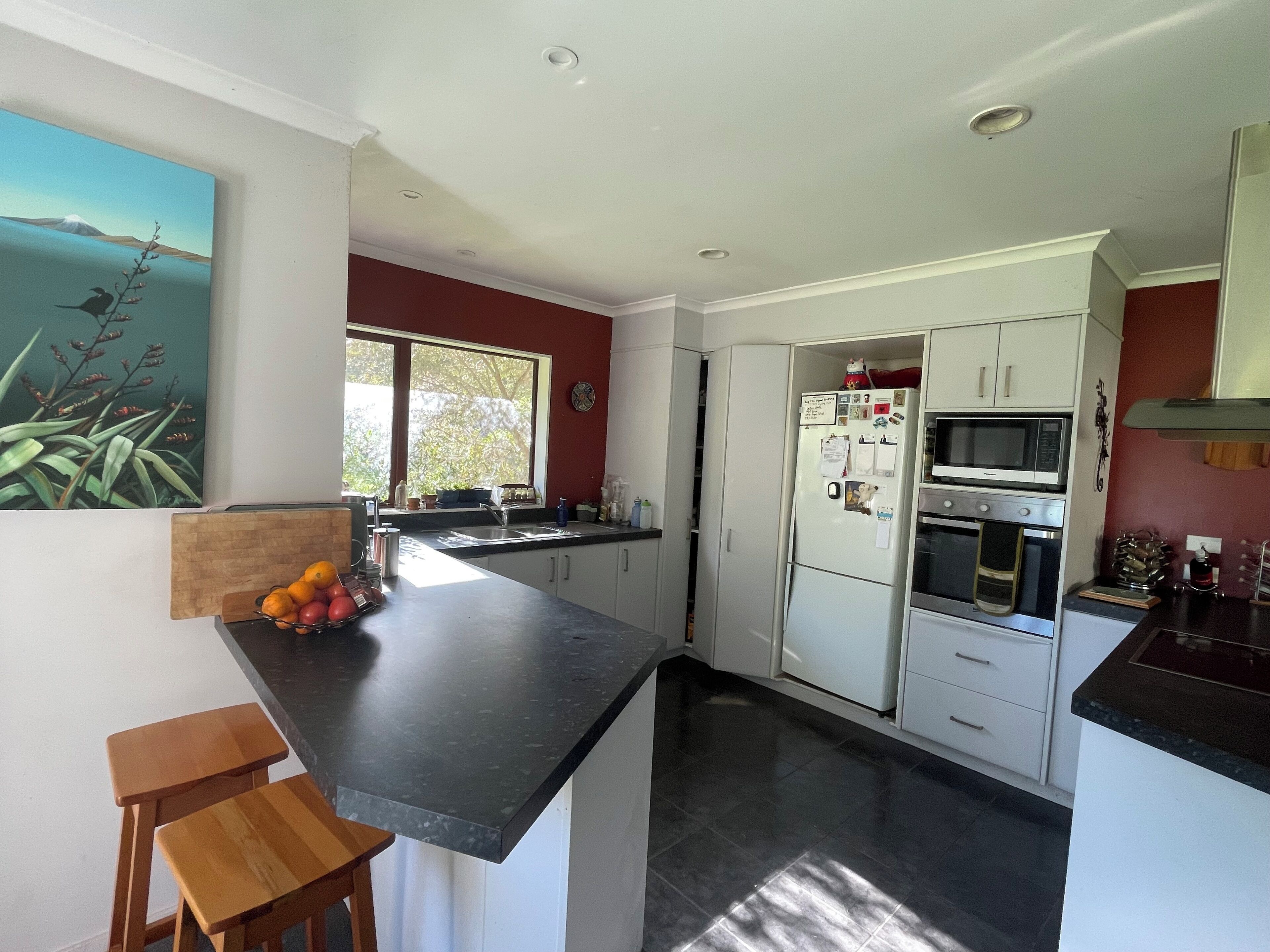 Jääkaappi, mikroaaltouuni, uuni, liesi