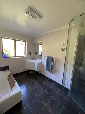 Shower, hair dryer, towels, soap - Comfortable family home in charming Greytown (Greytown)