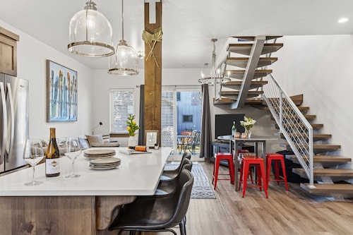 Perfect 2-bedroom + Bunkbeds space townhome with AC in delightful Victor