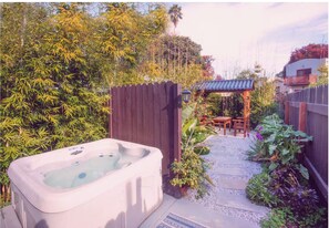 Outdoor spa tub - A wonderful relaxing getaway in Emeryville (Emeryville)