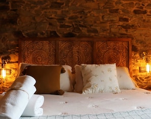 Kahden hengen huone, näköala puutarhaan | Ylelliset vuodevaatteet, memory foam -patjalliset sängyt