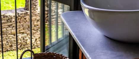 Ducha, artículos de tocador gratuitos, secador de pelo, toallas