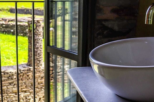 Kamar Double, pemandangan kebun | Kamar mandi | Shower, perlengkapan mandi gratis, pengering rambut, dan handuk