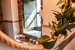 Chambre Simple, vue jardin | Salle de bain | Douche, articles de toilette gratuits, sĂšche-cheveux