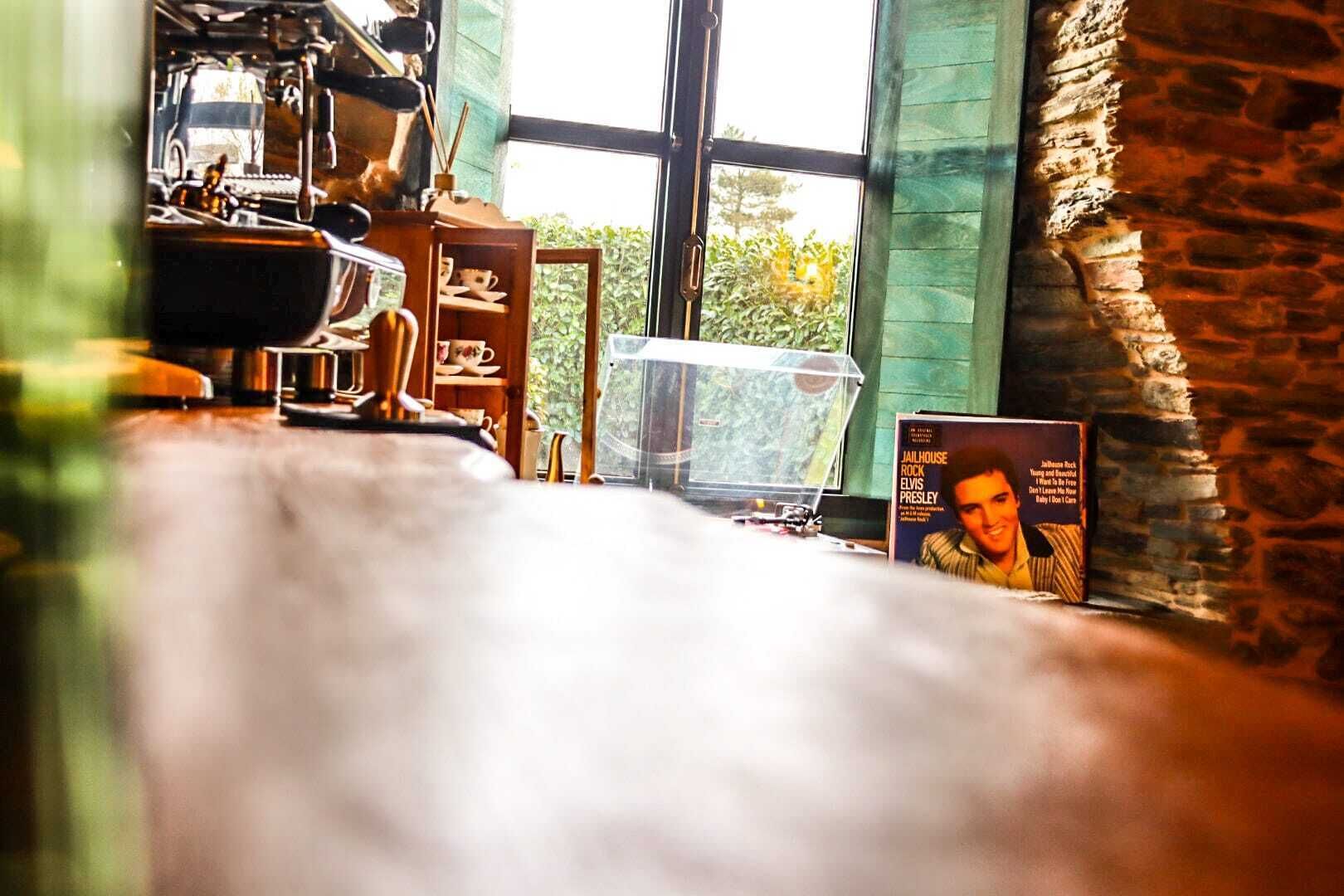 40–tuumainen äly-TV, jossa digitaalikanavat