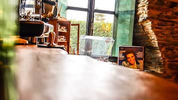 40–tuumainen äly-TV, jossa digitaalikanavat