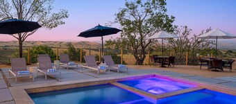 Villa Encanto- Year Round HEATED Pool & Spa, VIEWS, Outdoor Oasis