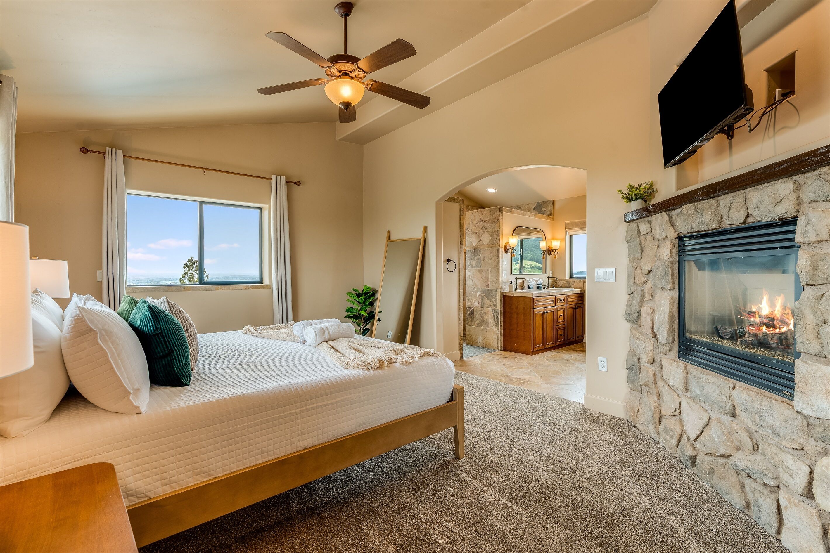 7 bedrooms, desk, iron/ironing board, travel cot