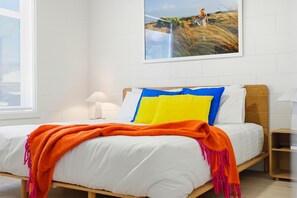 2 dormitorios, tabla de planchar con plancha, ropa de cama