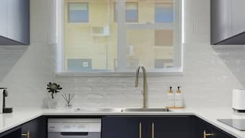 Fridge, oven, stovetop, dishwasher