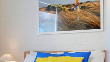 2 bedrooms, iron/ironing board, bed sheets