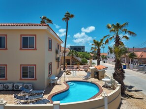Outdoor pool - Condo with pool, walking distance to the beach, restaurants and Ritz Carlton (Palm Beach)