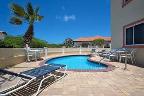 Outdoor pool - Condo with pool, walking distance to the beach, restaurants and Ritz Carlton (Palm Beach)