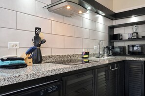 Réfrigérateur, micro-ondes, plaque de cuisson, cafetière/bouilloire