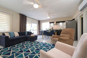 Smart TV - Condo with pool, walking distance to the beach, restaurants and Ritz Carlton  (Palm Beach)