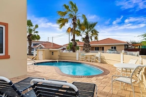 Outdoor pool - Condo with pool, walking distance to the beach, restaurants and Ritz Carlton (Palm Beach)