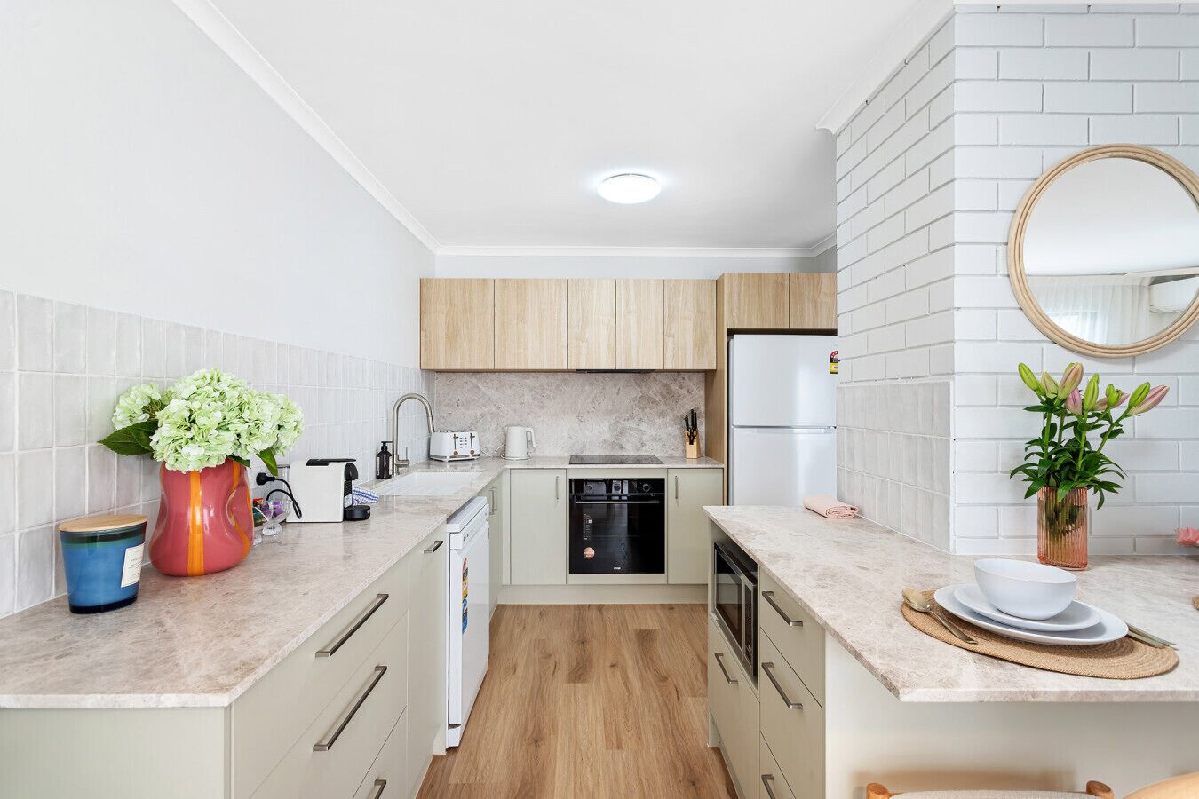 冷蔵庫、電子レンジ、オーブン、コンロ