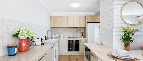 冷蔵庫、電子レンジ、オーブン、コンロ