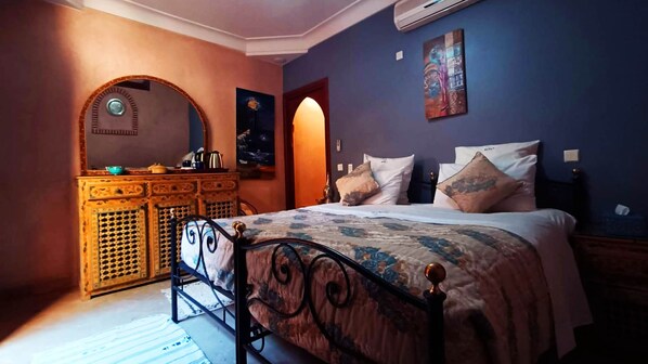 A bedroom with a bed, dresser, and a mirror. - Riad Mazal (Marrakech)