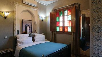 Caja de seguridad en la habitación y tabla de planchar con plancha