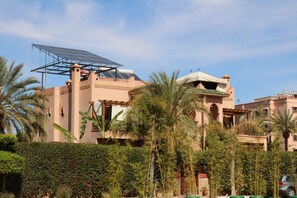 المنشأة من الخارج