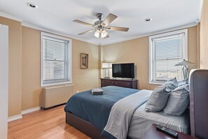 Iron/ironing board, Internet, bed sheets - World Cup Deal• Flat-Rate 10–14 Night Package • Steps from Mercedes Benz Stadium (Atlanta)