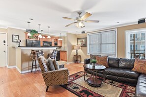 Living area - World Cup Deal• Flat-Rate 10–14 Night Package • Steps from Mercedes Benz Stadium (Atlanta)