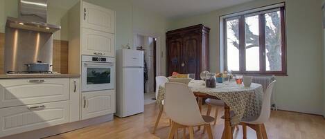 Een magnetron, een oven, een vaatwasser