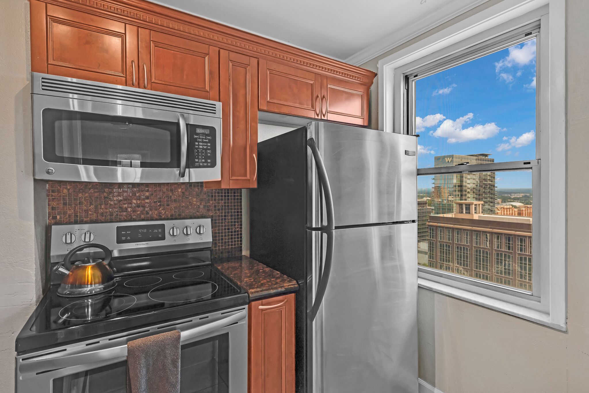 Geladeira, micro-ondas, fogão, cooktop