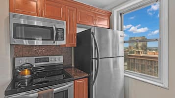 Geladeira, micro-ondas, fogão, cooktop