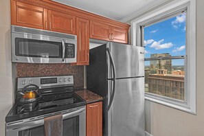 冷蔵庫、電子レンジ、オーブン、コンロ