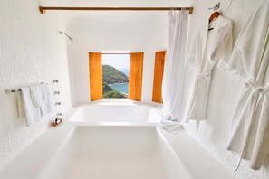 Premier Villa, 6 Bedrooms | Bathroom | Towels, soap, shampoo, toilet paper - Careyes (Costa Careyes)
