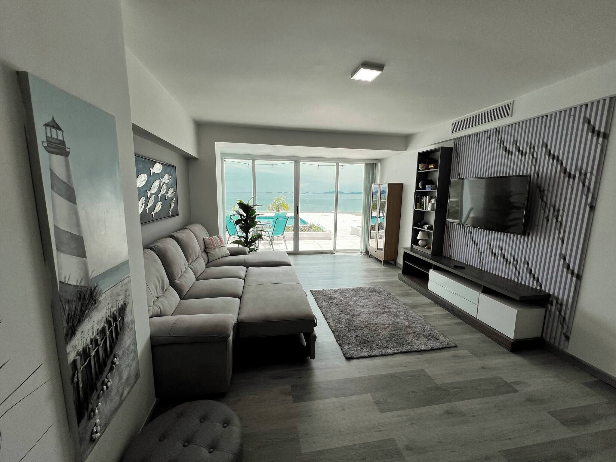 Apartment, 2 Bedrooms, Balcony, Ocean View | Living room | Books