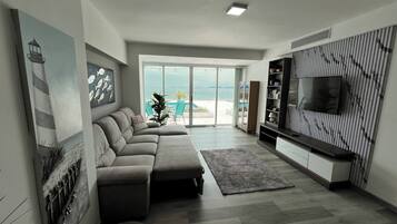 Apartment, 2 Bedrooms, Balcony, Ocean View | Living room | Books