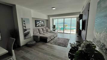 Apartment, 2 Bedrooms, Balcony, Ocean View | Living room | Books