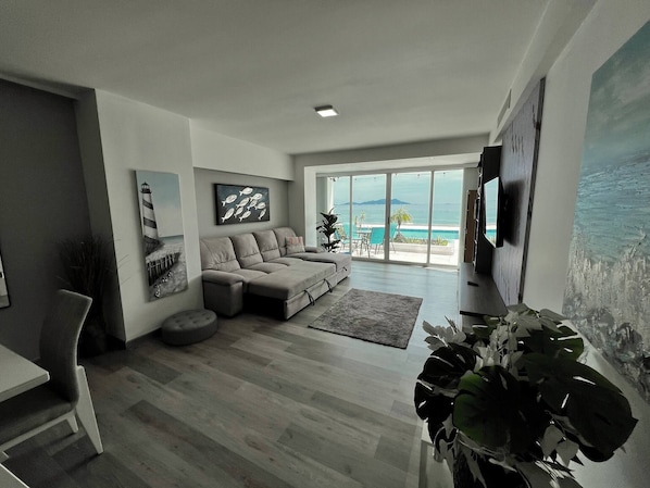 Appartement, 2 chambres, balcon, vue sur l’océan | Salle de séjour | Livres