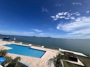 Appartement, 2 chambres, balcon, vue sur l’océan | Piscine | Piscine extérieure