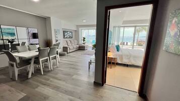 Apartment, 2 Bedrooms, Balcony, Ocean View | Dining room