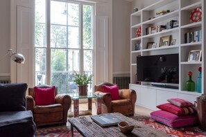 TV - Beautiful three bedroom Family Home in the Heart of Notting Hill (London)