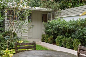 Outdoor dining - Beautiful three bedroom Family Home in the Heart of Notting Hill (London)