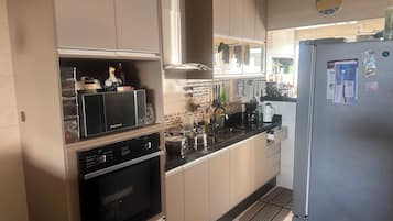 Geladeira, micro-ondas, fogão, cooktop