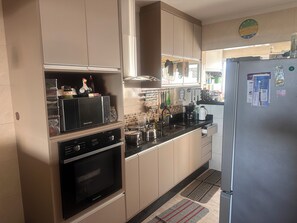 Geladeira, micro-ondas, fogão, cooktop